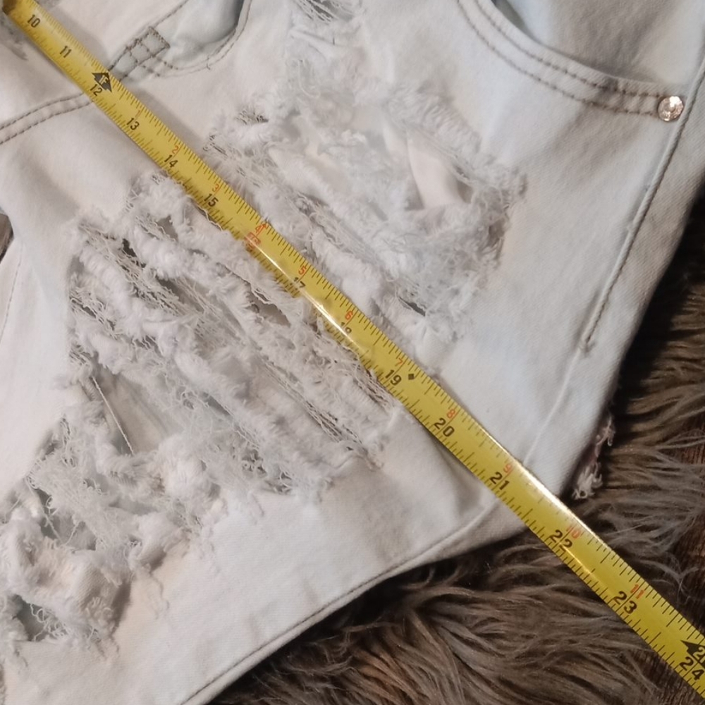 Distressed jeans - Picture 12 of 16